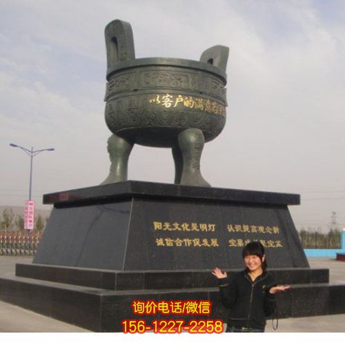 仿古青銅雕塑，點綴廣場美景