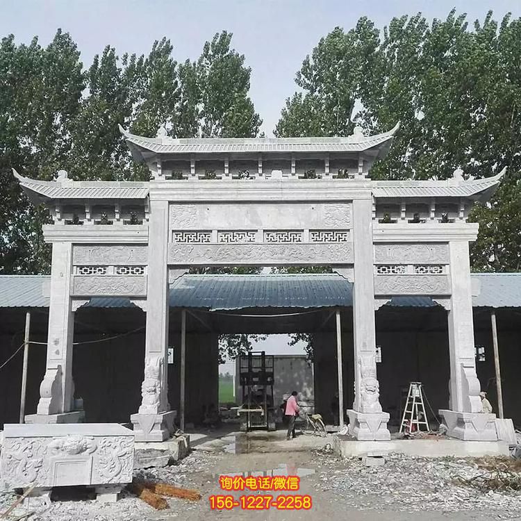 寺廟景區道路擺放青石雕刻仿古三門石雕牌坊