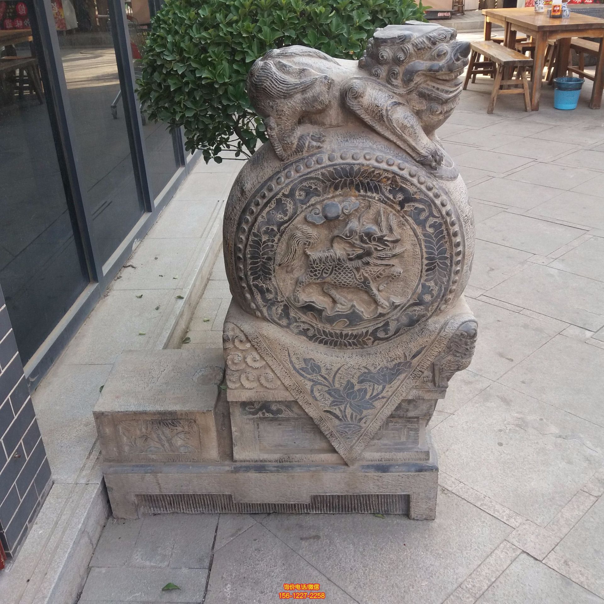 庭院酒店晚霞紅石雕貔貅趴在石鼓上的戶外景觀貔貅雕塑 庭院酒店晚霞紅石雕貔貅趴在石鼓上的戶外景觀貔貅雕塑