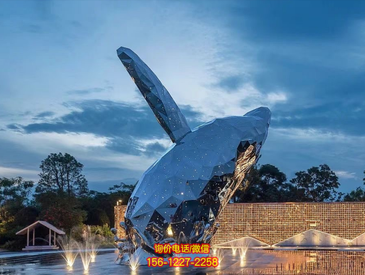 不銹鋼塊面鯨魚，創意出水大魚雕塑