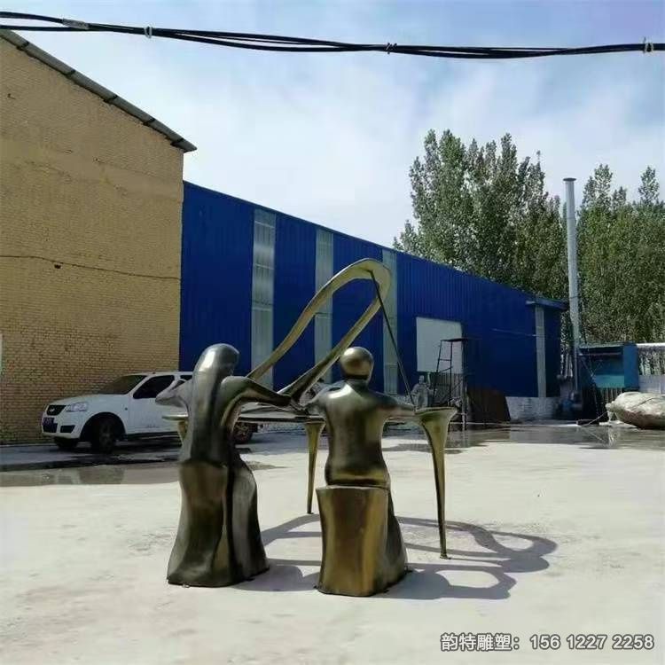 抽象人物彈鋼琴雕塑，玻璃鋼彈鋼琴雕塑報價