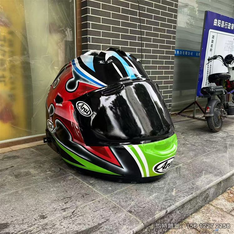 大型頭盔雕塑實(shí)物拍攝 玻璃鋼頭盔售賣屋定制